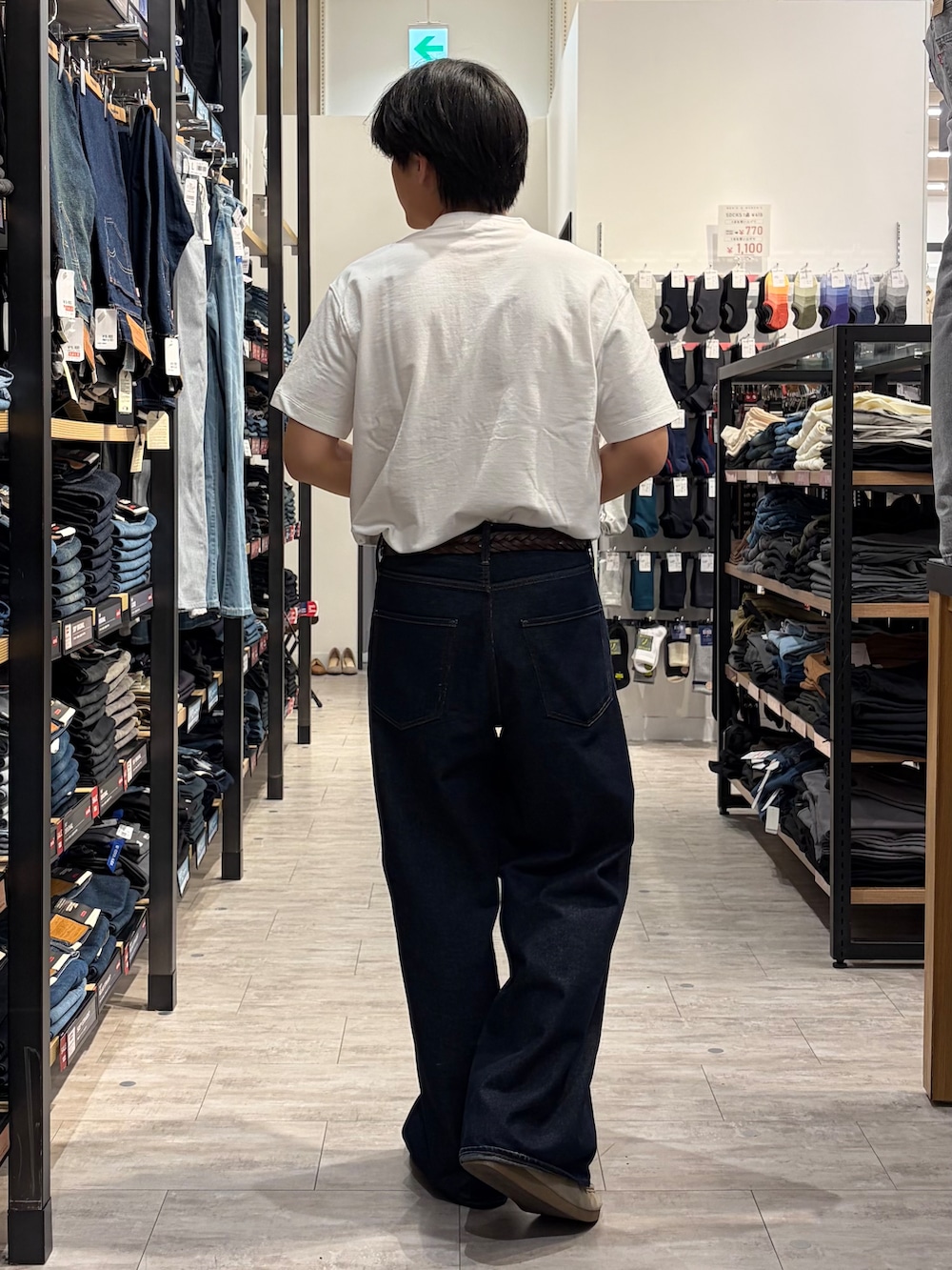 ホワイト系のTシャツ/カットソー、ブルー系のデニムパンツを着用したメンズの夏コーディネートの3枚目の写真