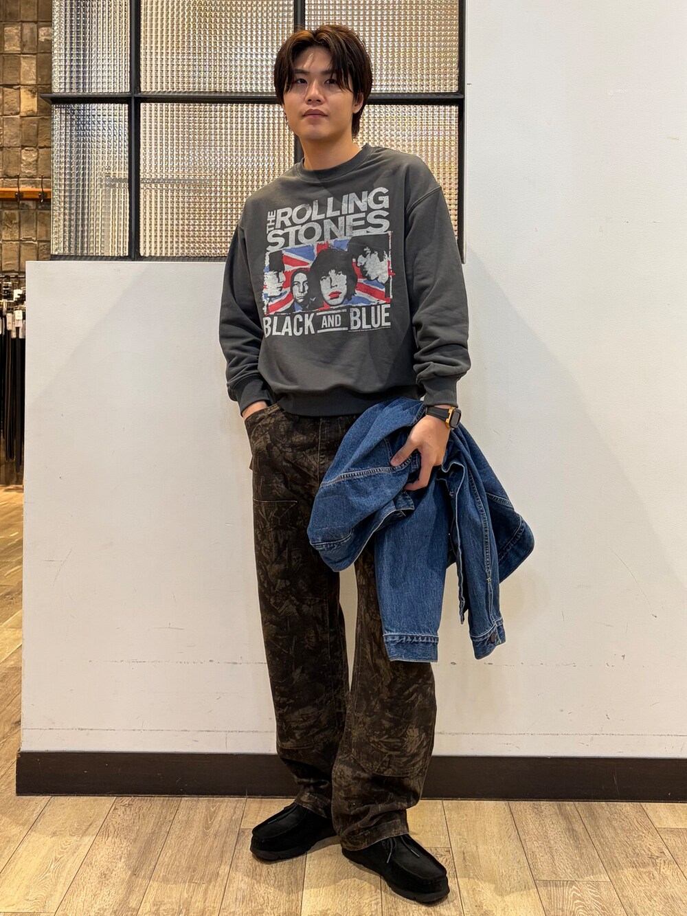 グレー系のTシャツ/カットソー、グリーン系のその他パンツ、ブルー系のブルゾンを着用したメンズの秋コーディネートの6枚目の写真
