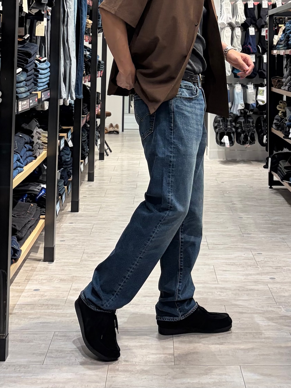 ブルー系のデニムパンツ、ブラウン系のシャツ/ブラウスを着用したメンズの夏コーディネートの8枚目の写真