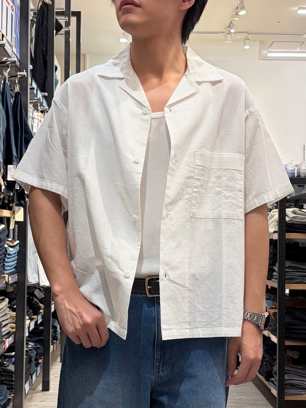 ホワイト系のシャツ/ブラウス、ブルー系のデニムパンツ、ブラック系のその他を着用したメンズの夏コーディネートの5枚目の写真