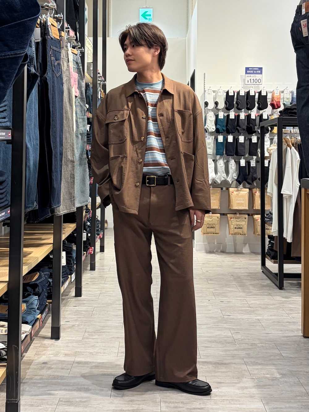 ブルー系のTシャツ/カットソー、ブラウン系のその他パンツ、ブラウン系のブルゾンを着用したメンズの夏コーディネートの2枚目の写真