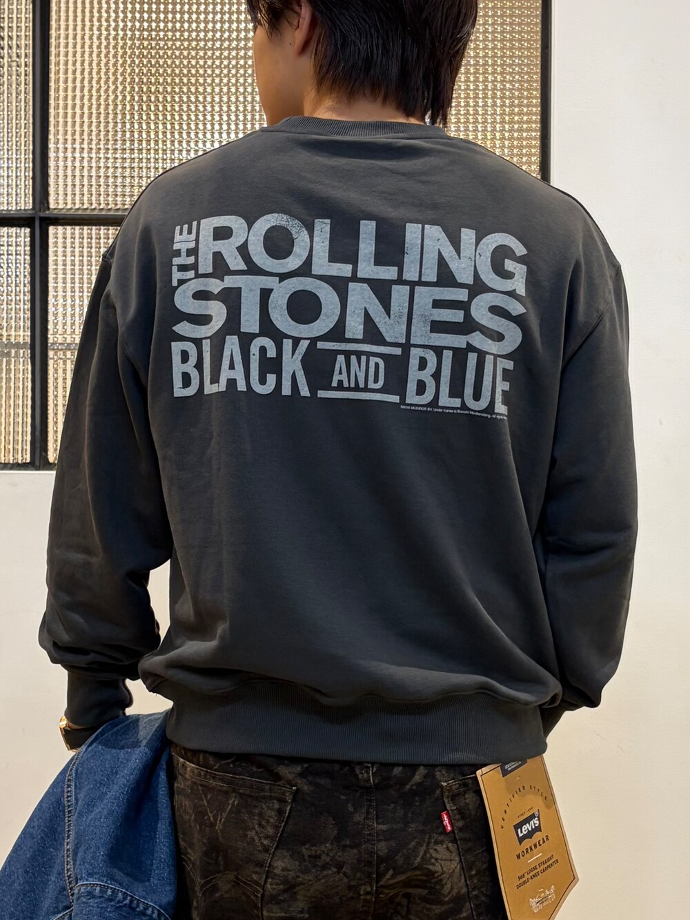 グレー系のTシャツ/カットソー、グリーン系のその他パンツ、ブルー系のブルゾンを着用したメンズの秋コーディネートの8枚目の写真