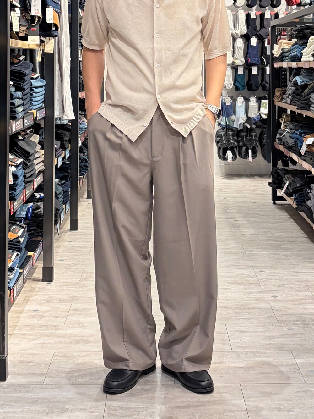 ブラウン系のその他パンツ、ホワイト系のニット/セーター、ブラウン系のショルダーバッグを着用したメンズの夏コーディネートの7枚目の写真