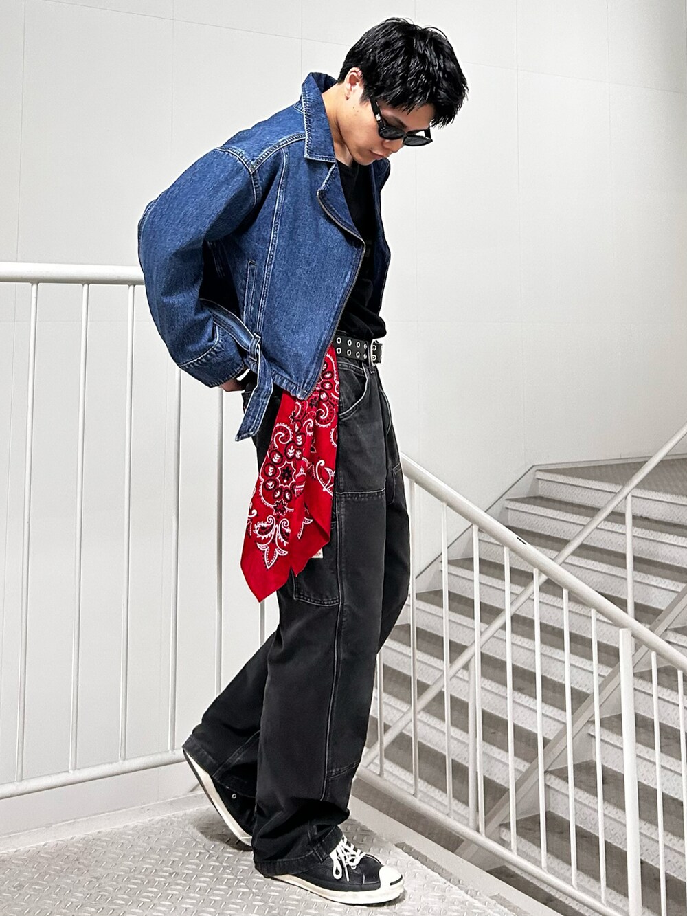 ブラック系のパンツを着用したメンズの春コーディネートの3枚目の写真