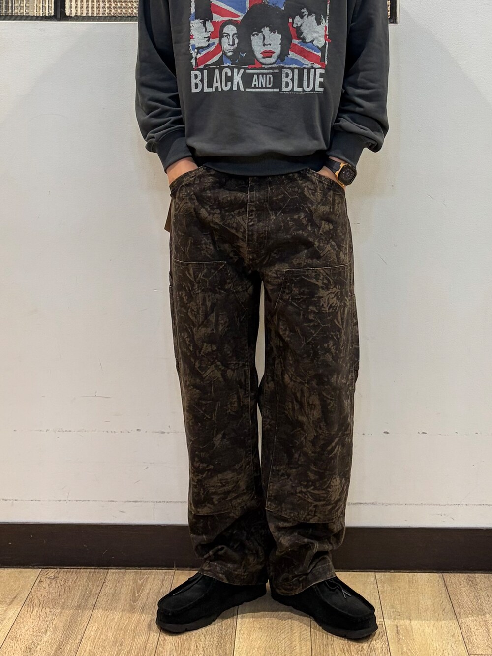 グレー系のTシャツ/カットソー、グリーン系のその他パンツ、ブルー系のブルゾンを着用したメンズの秋コーディネートの9枚目の写真
