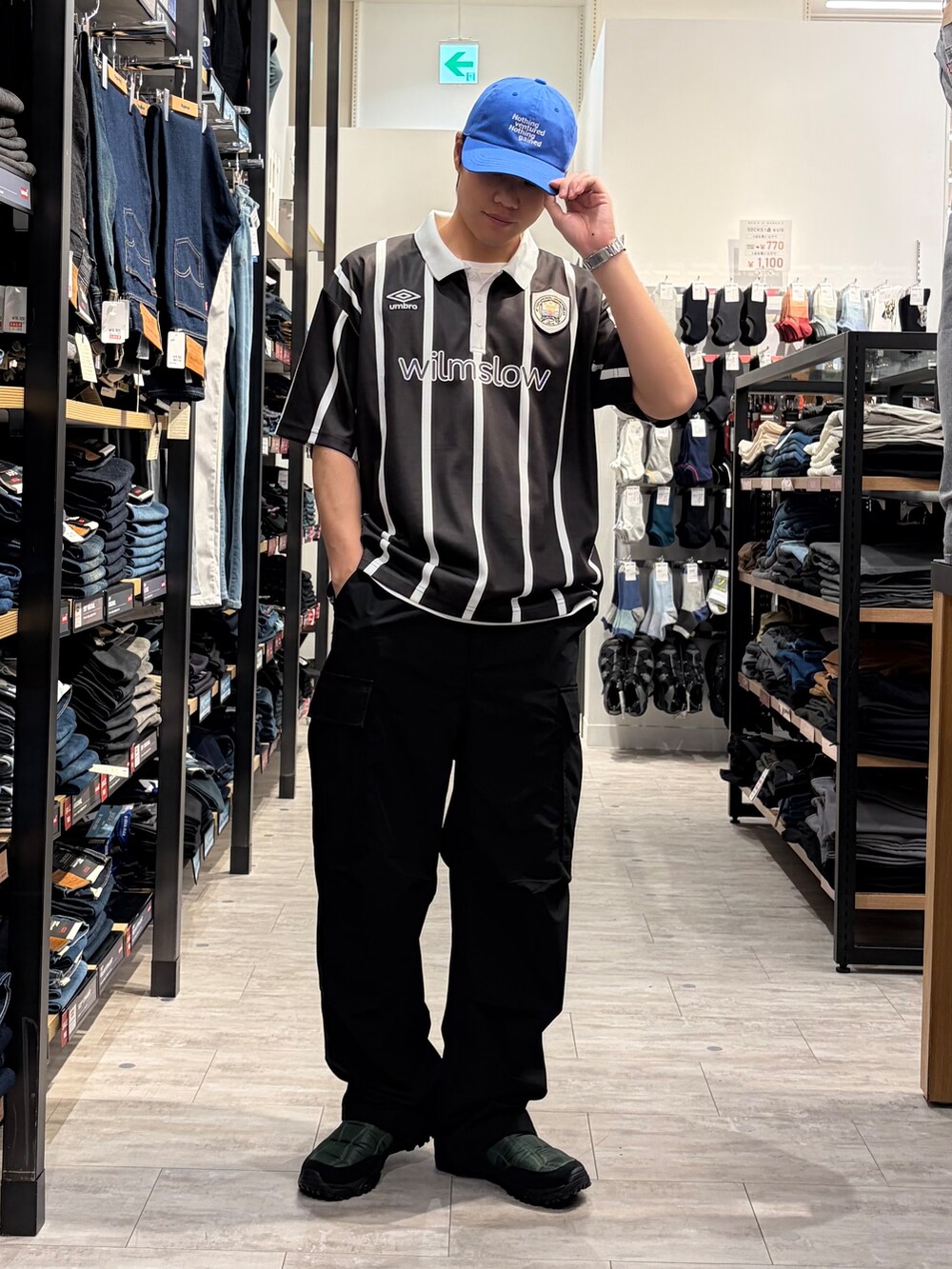 ブラック系のその他パンツ、ホワイト系のタンクトップ、ブルー系のキャップを着用したメンズの夏コーディネートの2枚目の写真