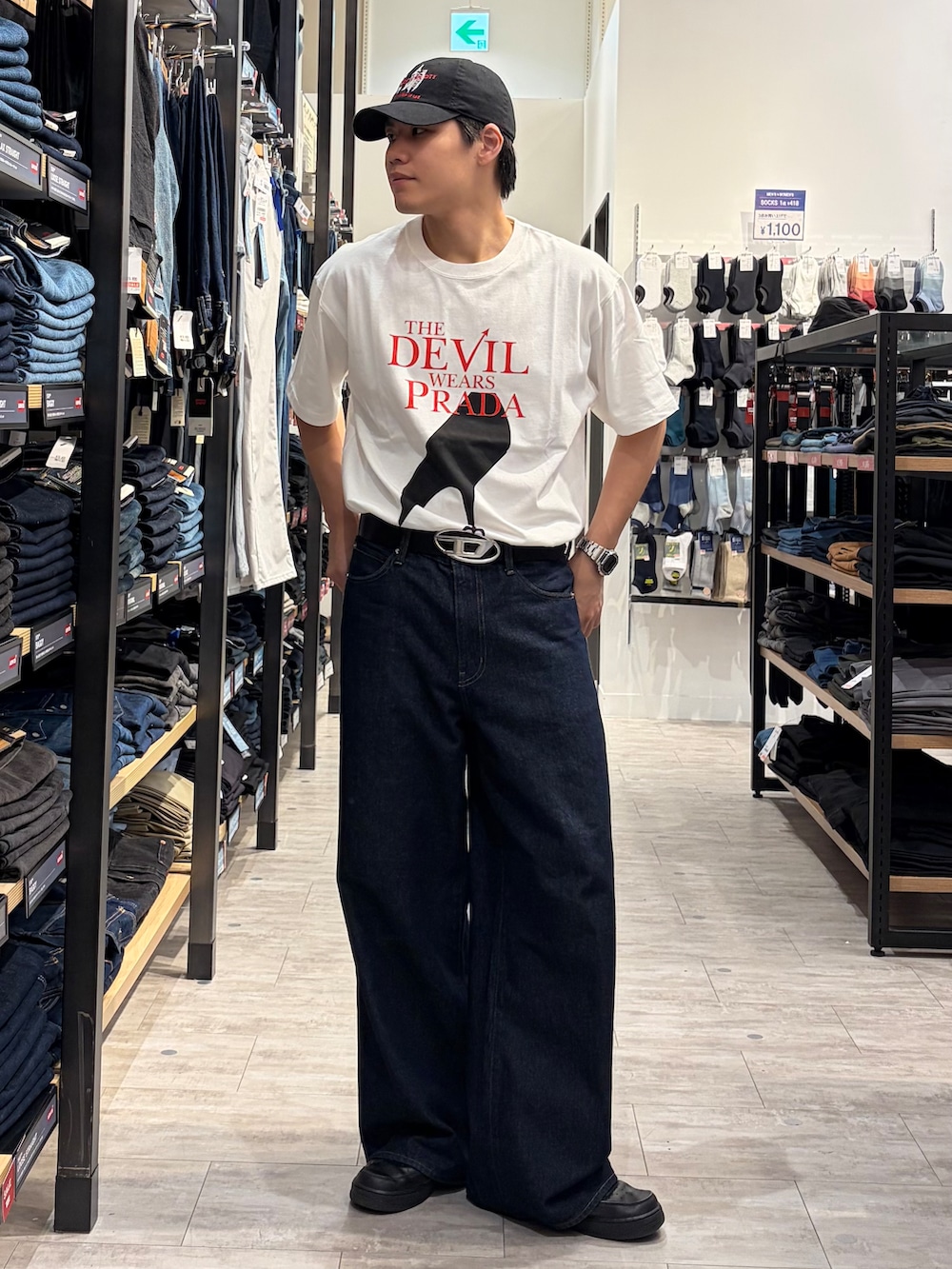 ホワイト系のTシャツ/カットソー、ブルー系のデニムパンツを着用したメンズの夏コーディネートの3枚目の写真