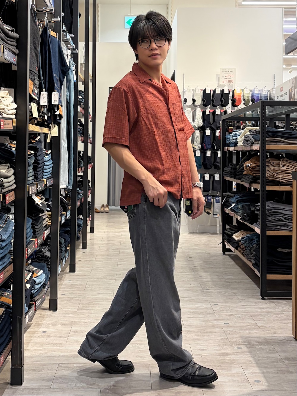 レッド系のシャツ/ブラウス、ブラック系のデニムパンツ、ブラック系のその他を着用したメンズの夏コーディネートの3枚目の写真