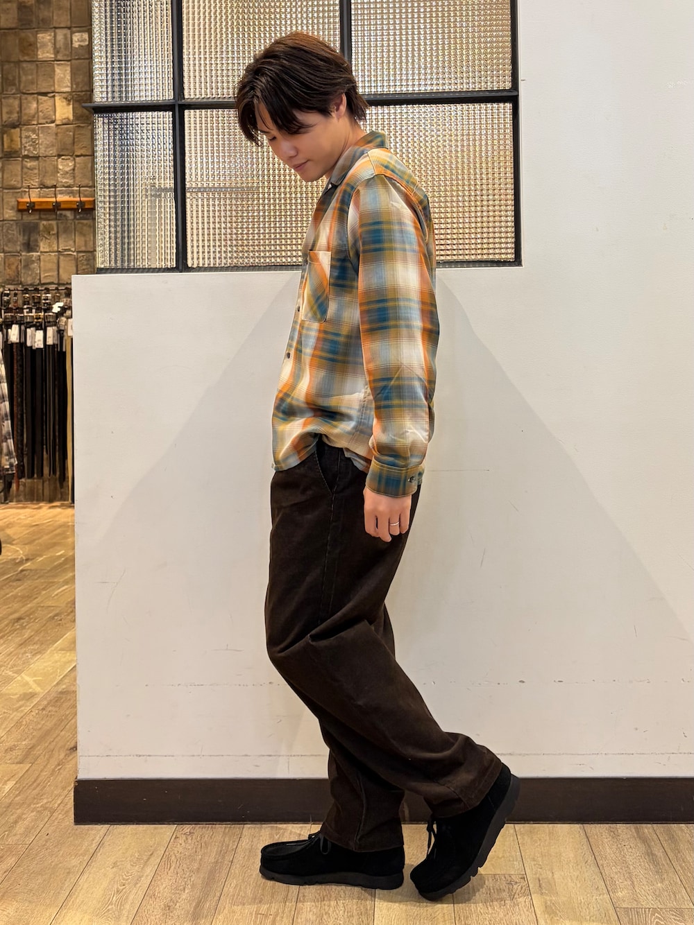 ベージュ系のシャツ/ブラウス、ホワイト系のTシャツ/カットソーを着用したメンズの秋コーディネートの4枚目の写真