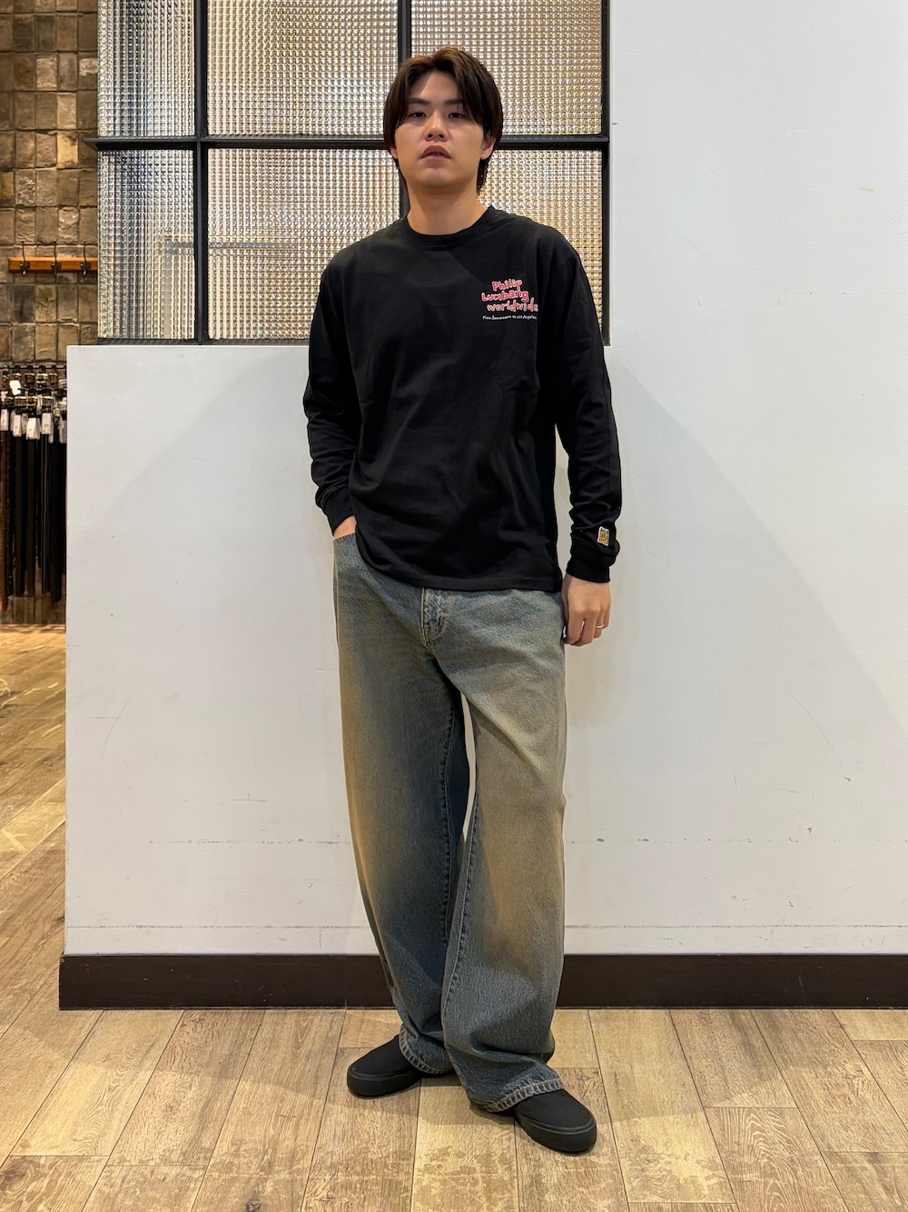 ブルー系のデニムパンツ、ブラック系のTシャツ/カットソーを着用したメンズの秋コーディネートの9枚目の写真