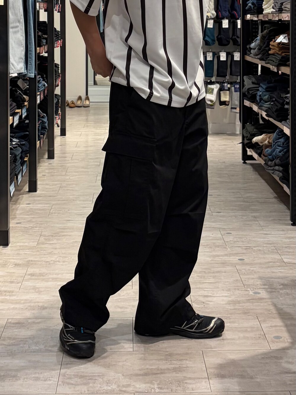 ブラック系のその他パンツ、ブルー系のキャップを着用したメンズの夏コーディネートの6枚目の写真