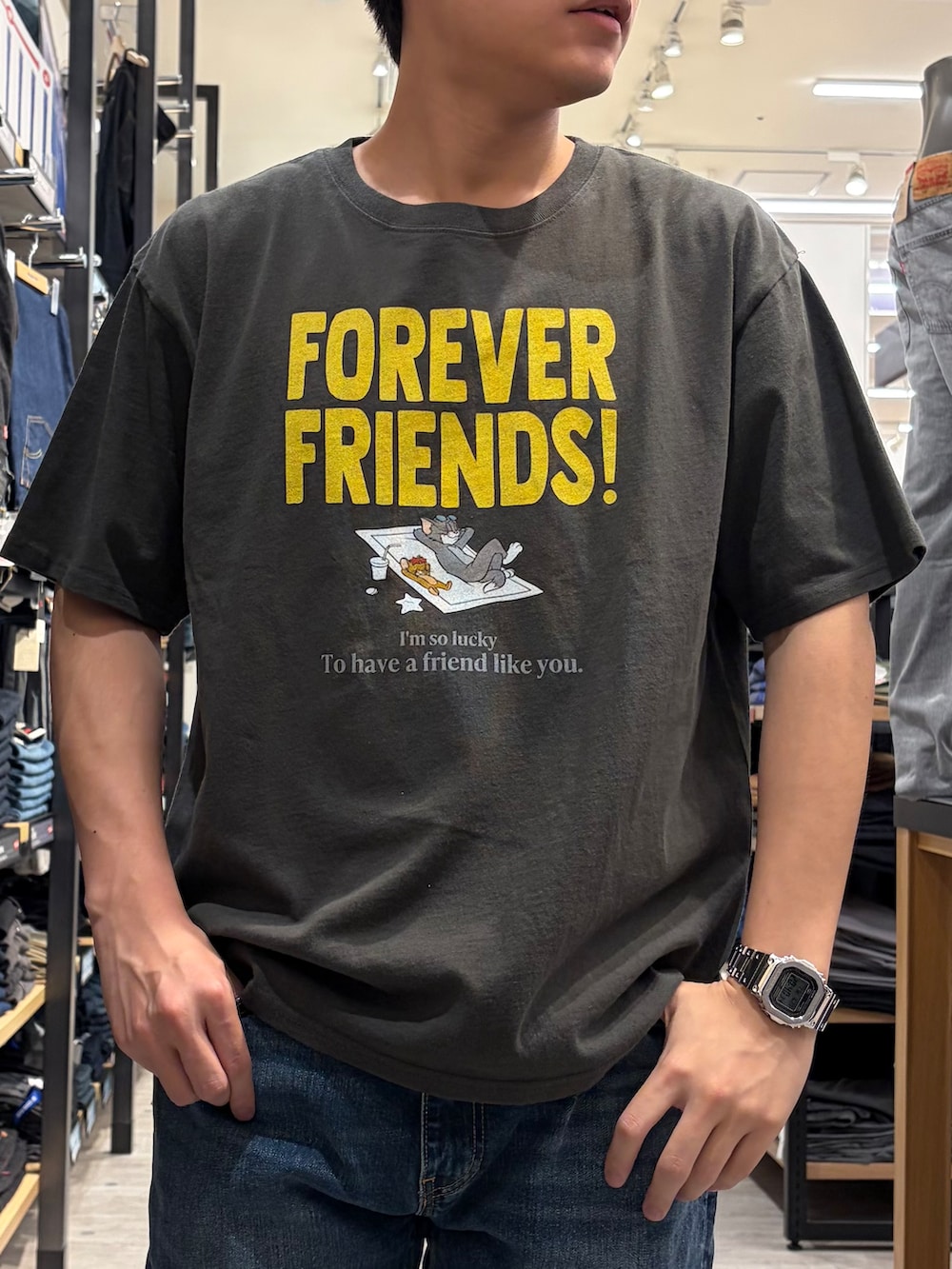 ブルー系のデニムパンツ、グレー系のTシャツ/カットソーを着用したメンズの夏コーディネートの4枚目の写真