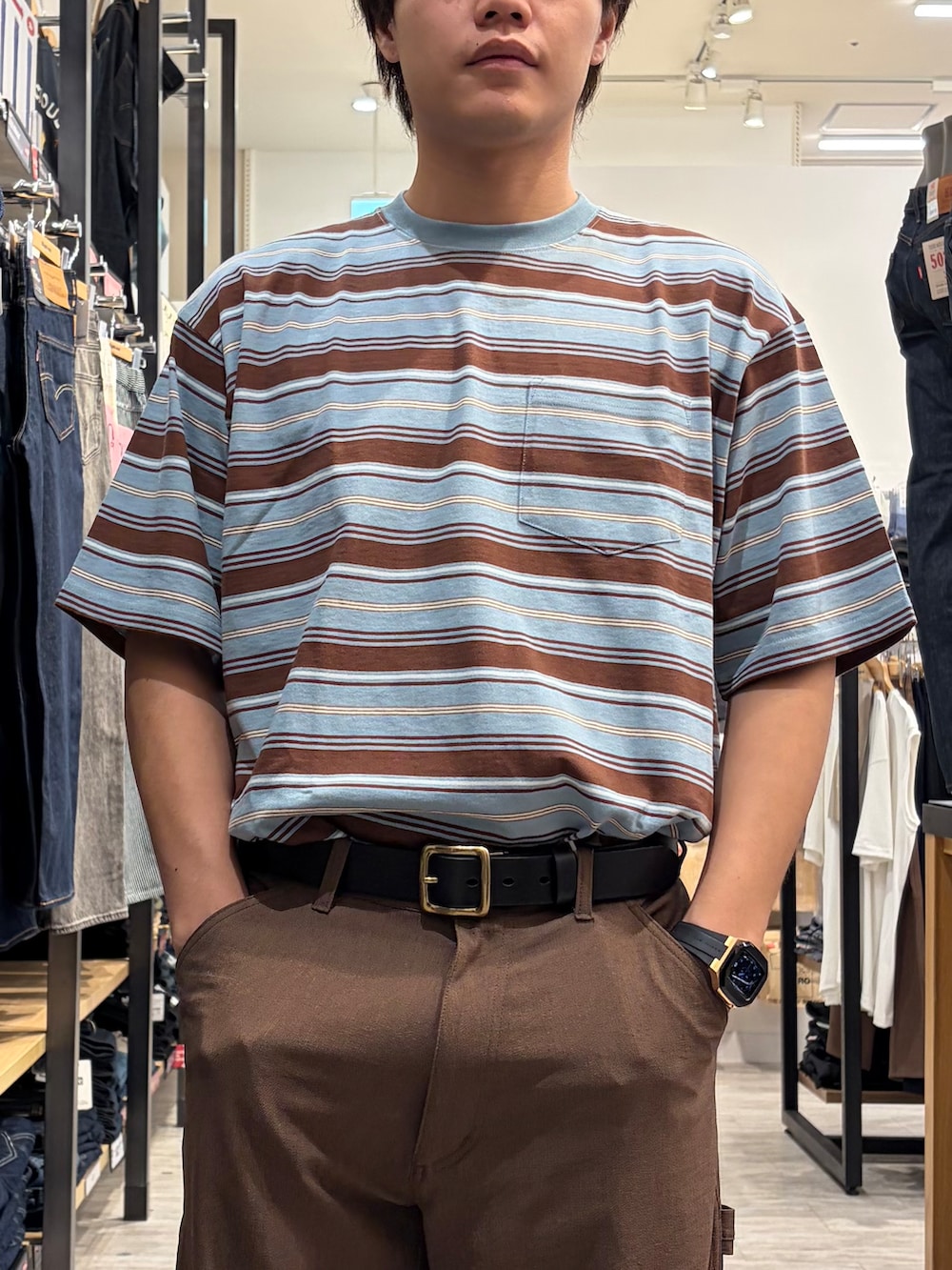 ブルー系のTシャツ/カットソー、ブラウン系のその他パンツ、ブラウン系のブルゾンを着用したメンズの夏コーディネートの10枚目の写真
