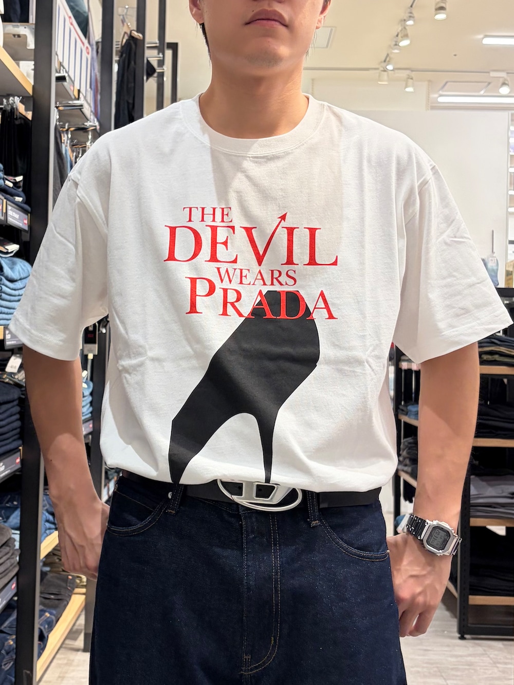 ホワイト系のTシャツ/カットソー、ブルー系のデニムパンツを着用したメンズの夏コーディネートの6枚目の写真