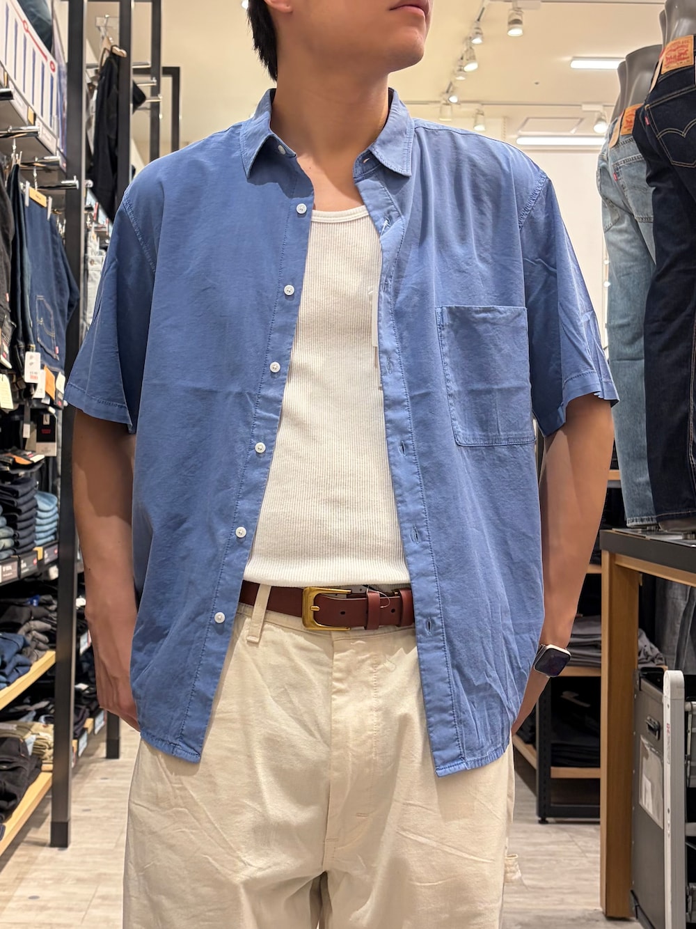 ブルー系のシャツ/ブラウス、ブラック系のキャップ、ブラウン系のベルトを着用したメンズの夏コーディネートの6枚目の写真
