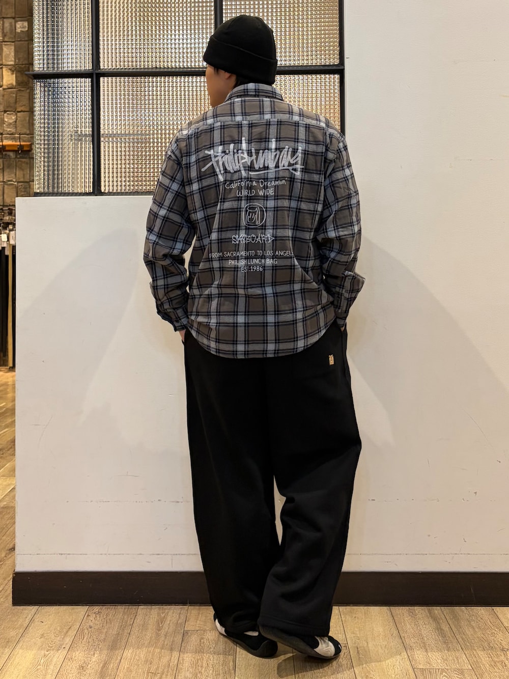 ブラック系のその他パンツ、グレー系のシャツ/ブラウス、ブラック系のTシャツ/カットソーを着用したメンズの秋コーディネートの2枚目の写真