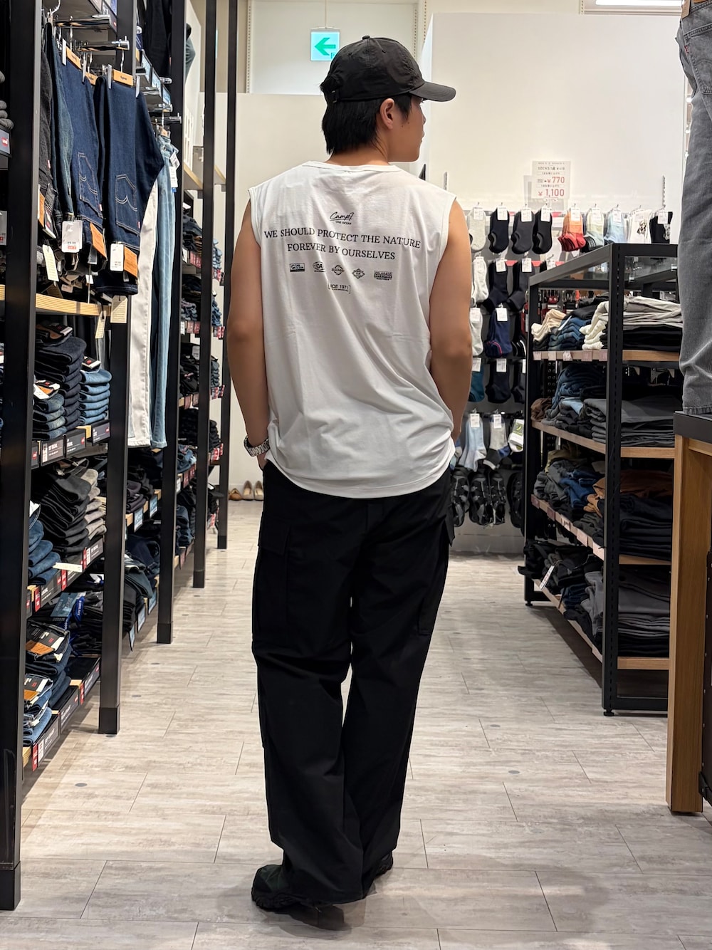 ブラウン系のシャツ/ブラウス、ブラック系のその他パンツ、ホワイト系のタンクトップを着用したメンズの夏コーディネートの9枚目の写真