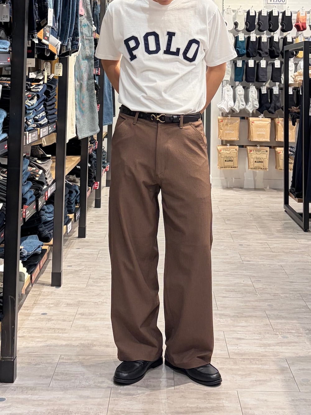 ホワイト系のTシャツ/カットソー、ブラウン系のその他パンツ、ブラック系のテーラードジャケットを着用したメンズの夏コーディネートの8枚目の写真