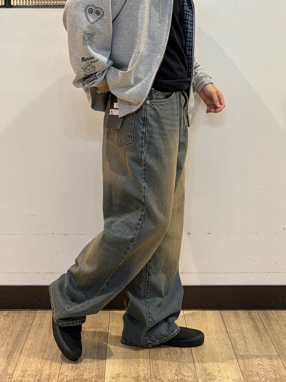 ブルー系のデニムパンツ、ブラック系のTシャツ/カットソーを着用したメンズの秋コーディネートの8枚目の写真