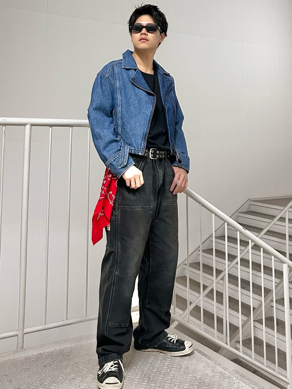 ブラック系のパンツを着用したメンズの春コーディネートの2枚目の写真