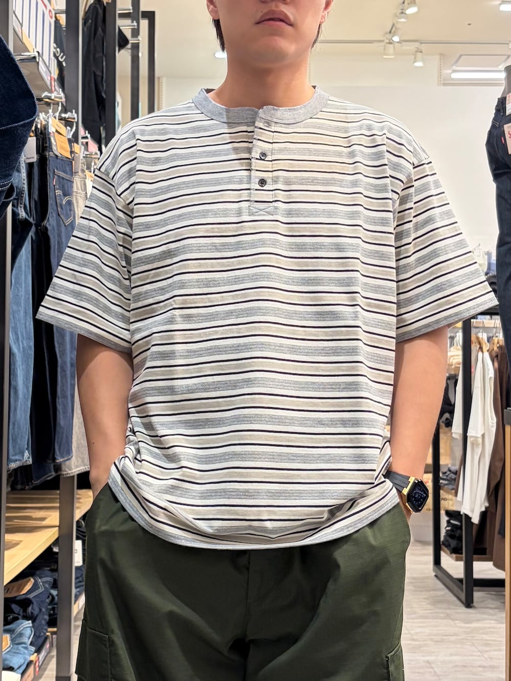 ブラウン系のブルゾン、グレー系のTシャツ/カットソー、グリーン系のその他パンツを着用したメンズの夏コーディネートの7枚目の写真