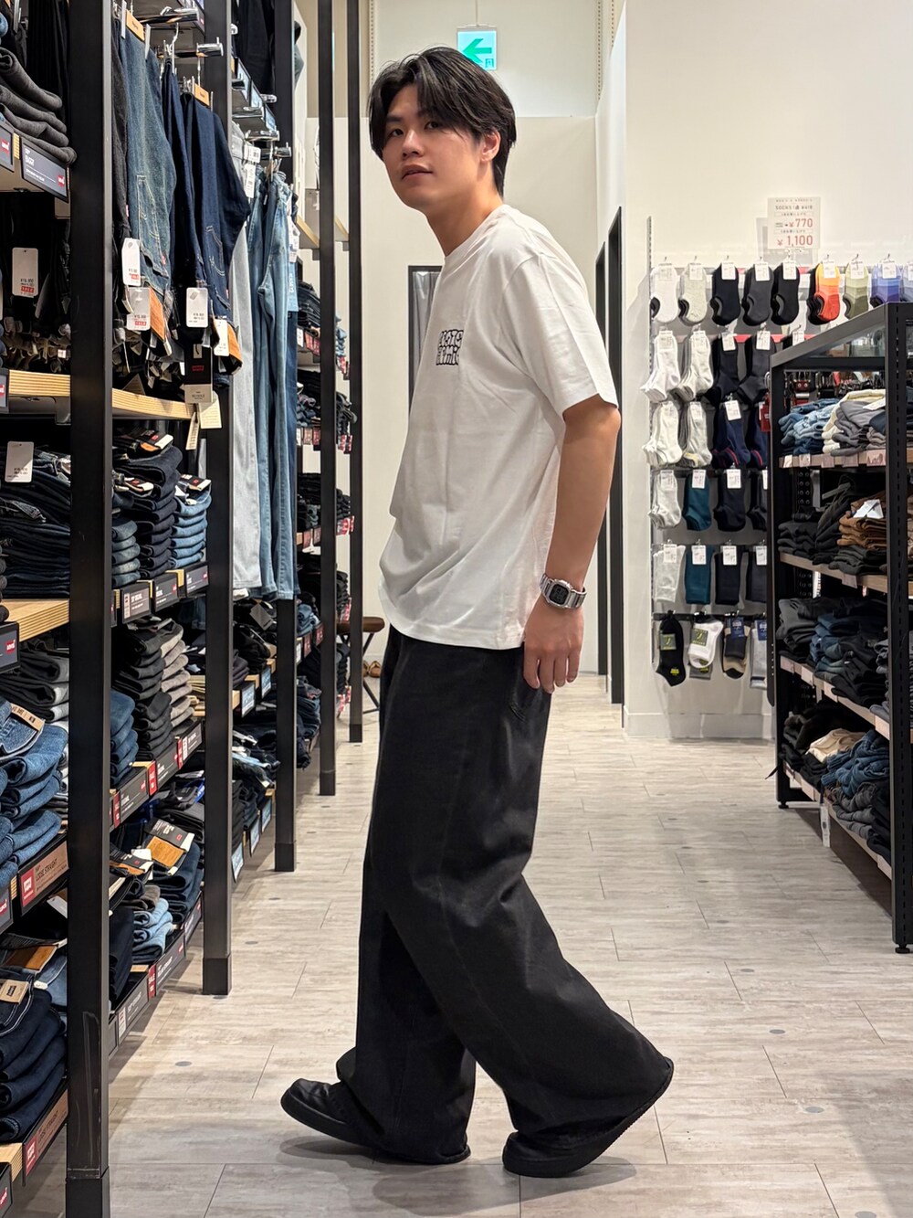 ホワイト系のTシャツ/カットソー、ブラック系のデニムパンツ、ブラック系のベルトを着用したメンズの夏コーディネートの2枚目の写真
