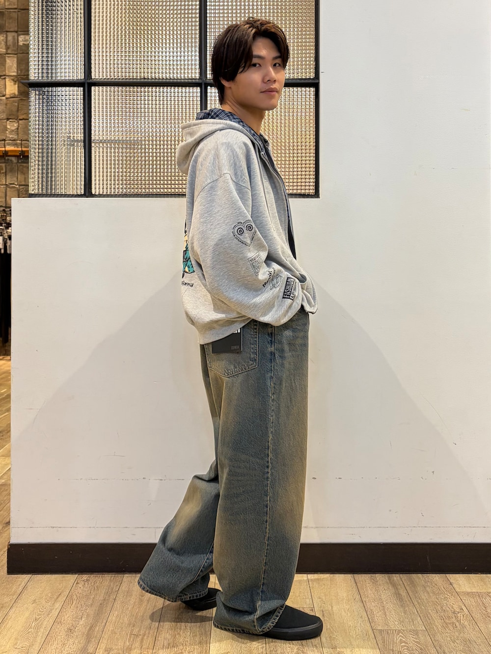ブルー系のデニムパンツ、ブラック系のTシャツ/カットソーを着用したメンズの秋コーディネートの3枚目の写真