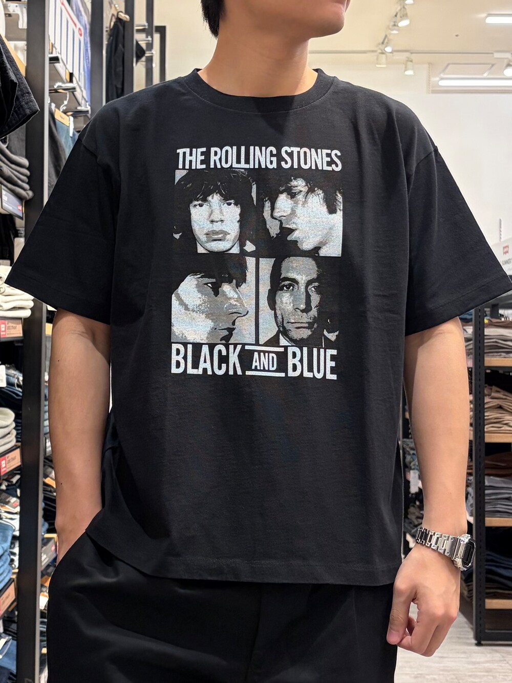 ホワイト系のTシャツ/カットソー、ブラック系のその他パンツ、レッド系のシャツ/ブラウスを着用したメンズの春コーディネートの6枚目の写真