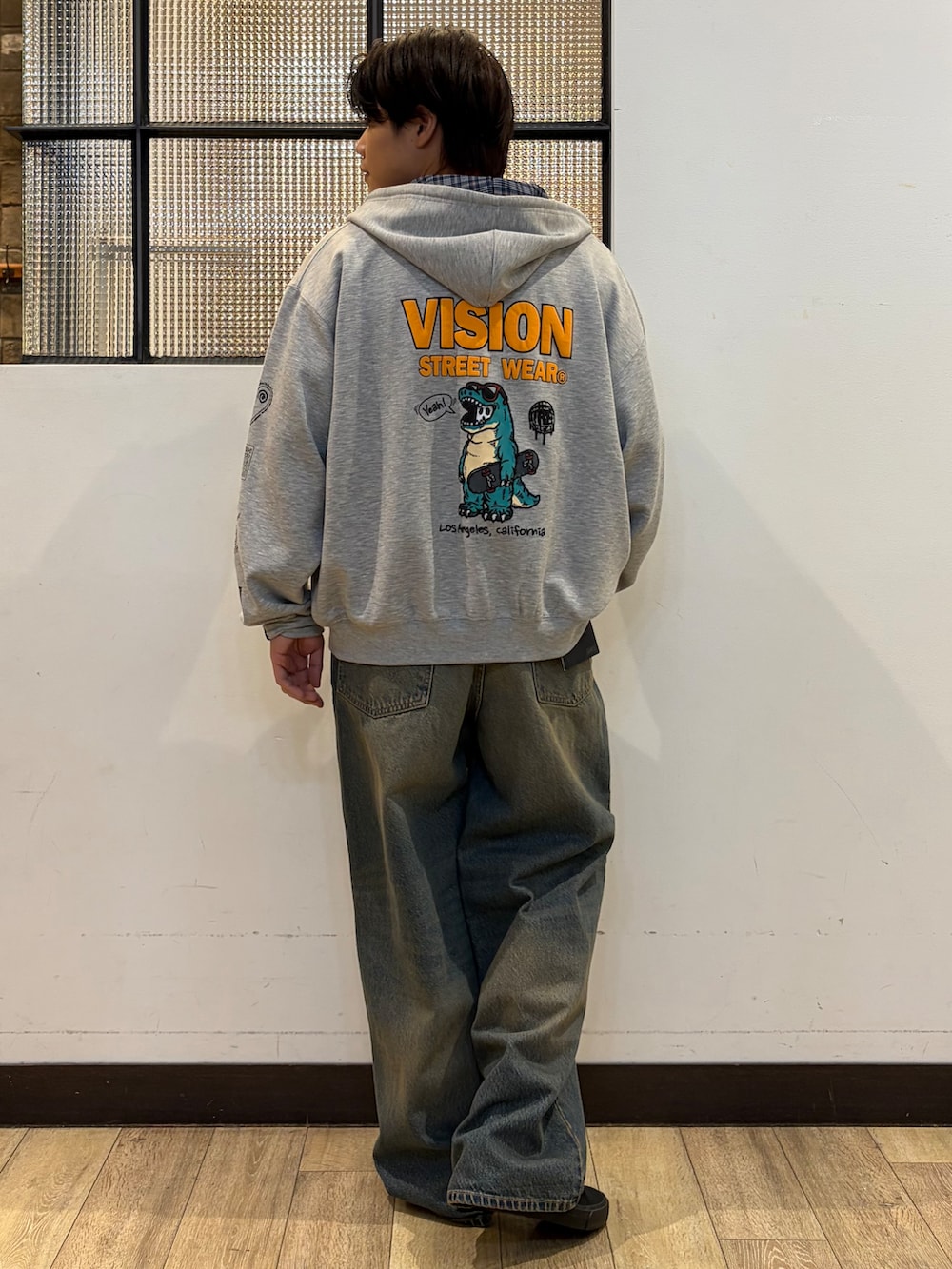 ブルー系のデニムパンツ、ブラック系のTシャツ/カットソーを着用したメンズの秋コーディネートの2枚目の写真