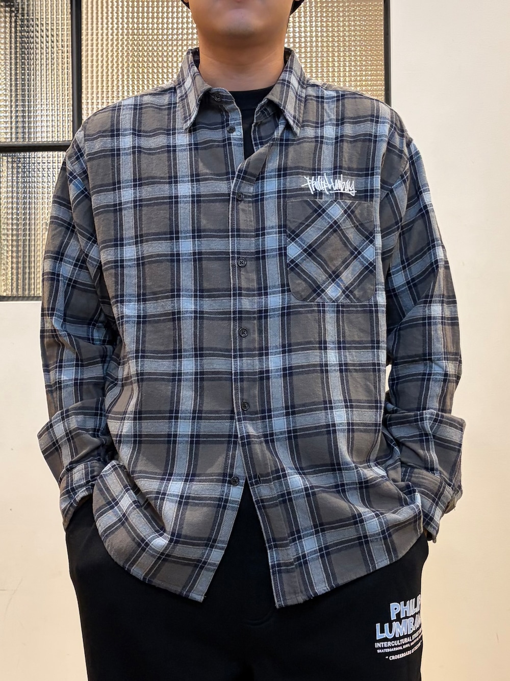 ブラック系のその他パンツ、グレー系のシャツ/ブラウス、ブラック系のTシャツ/カットソーを着用したメンズの秋コーディネートの6枚目の写真