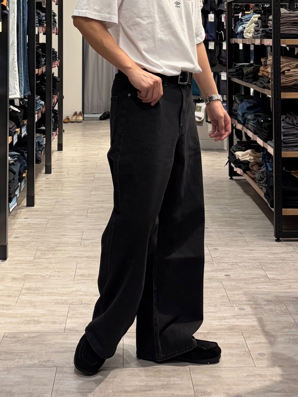 ブルー系のシャツ/ブラウス、ブラック系のデニムパンツ、ブラック系のベルトを着用したメンズの夏コーディネートの9枚目の写真