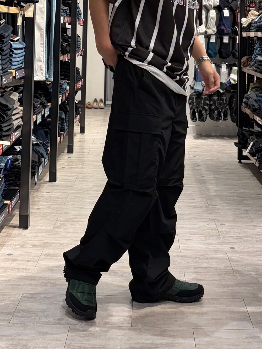 ブラック系のその他パンツ、ホワイト系のタンクトップ、ブルー系のキャップを着用したメンズの夏コーディネートの8枚目の写真