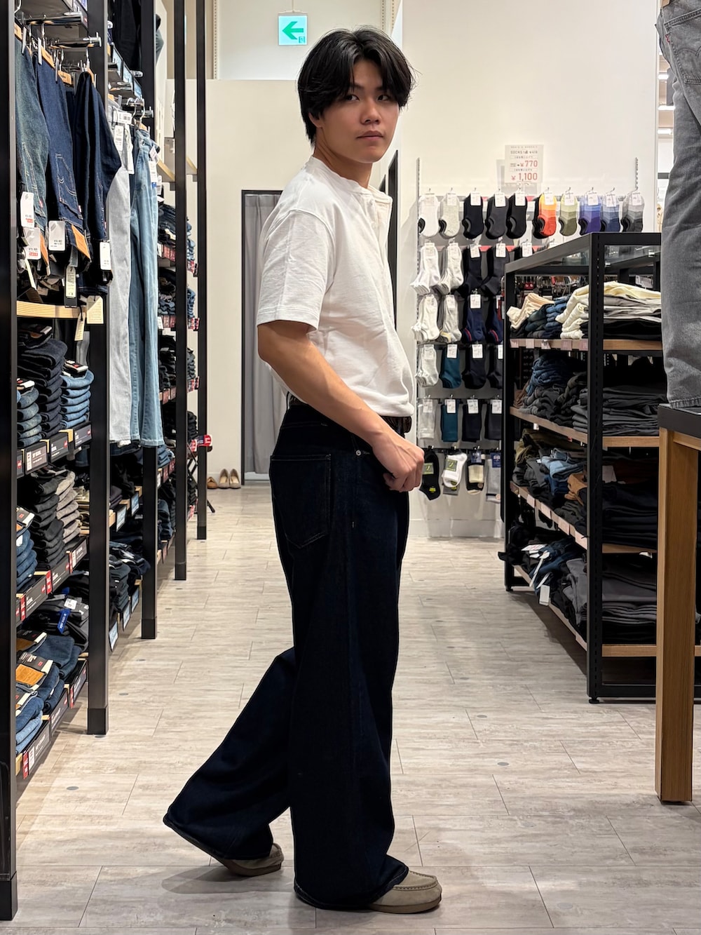 ホワイト系のTシャツ/カットソー、ブルー系のデニムパンツを着用したメンズの夏コーディネートの2枚目の写真