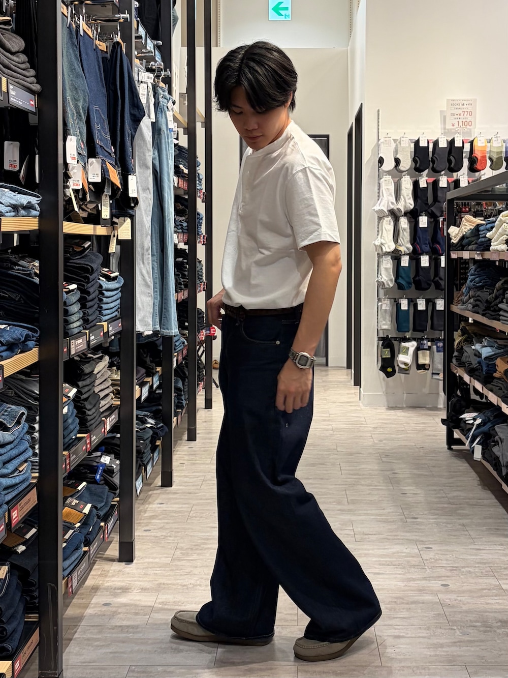 ホワイト系のTシャツ/カットソー、ブルー系のデニムパンツを着用したメンズの夏コーディネートの4枚目の写真