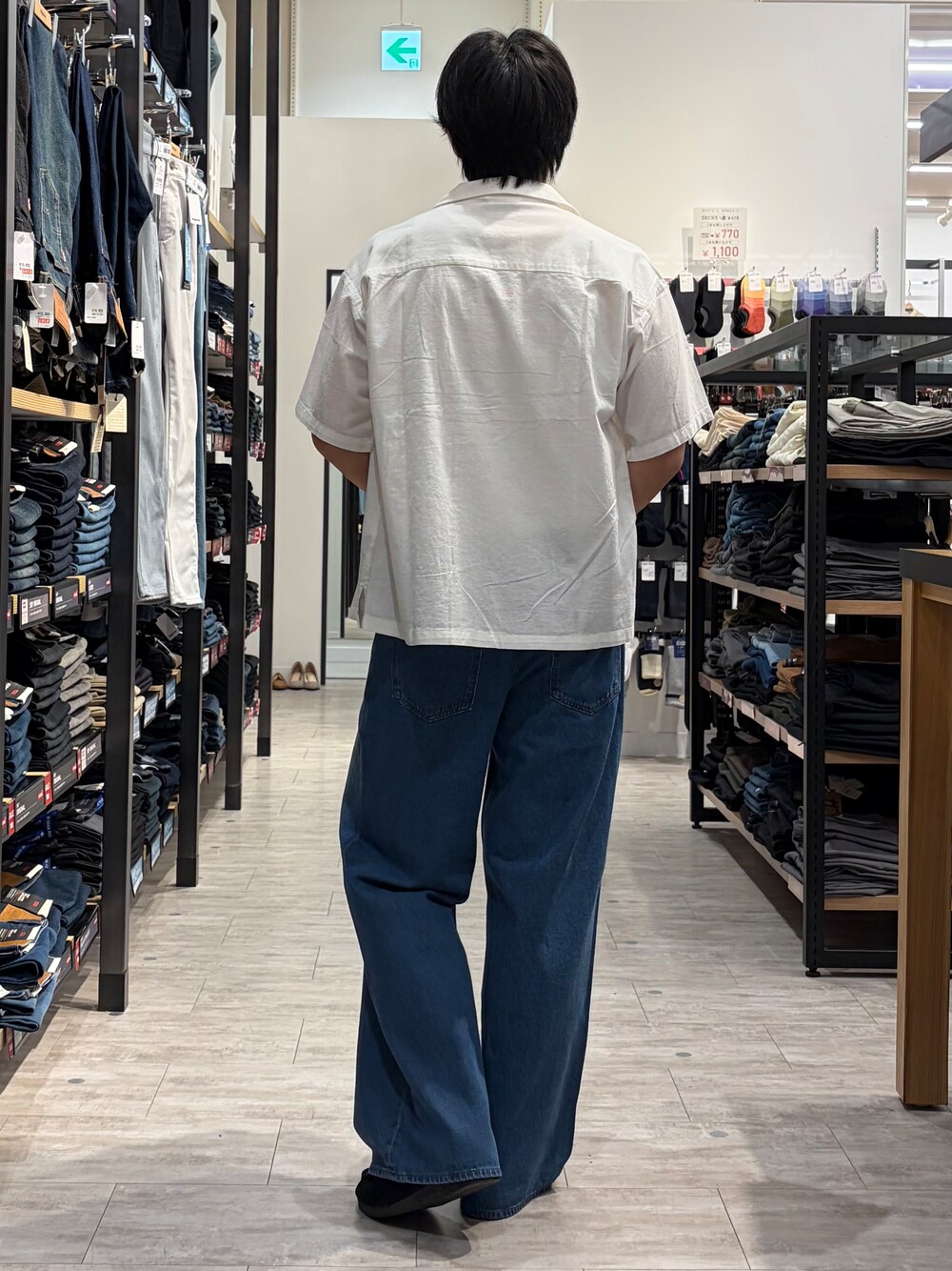 ホワイト系のシャツ/ブラウス、ブルー系のデニムパンツ、ブラック系のその他を着用したメンズの夏コーディネートの4枚目の写真