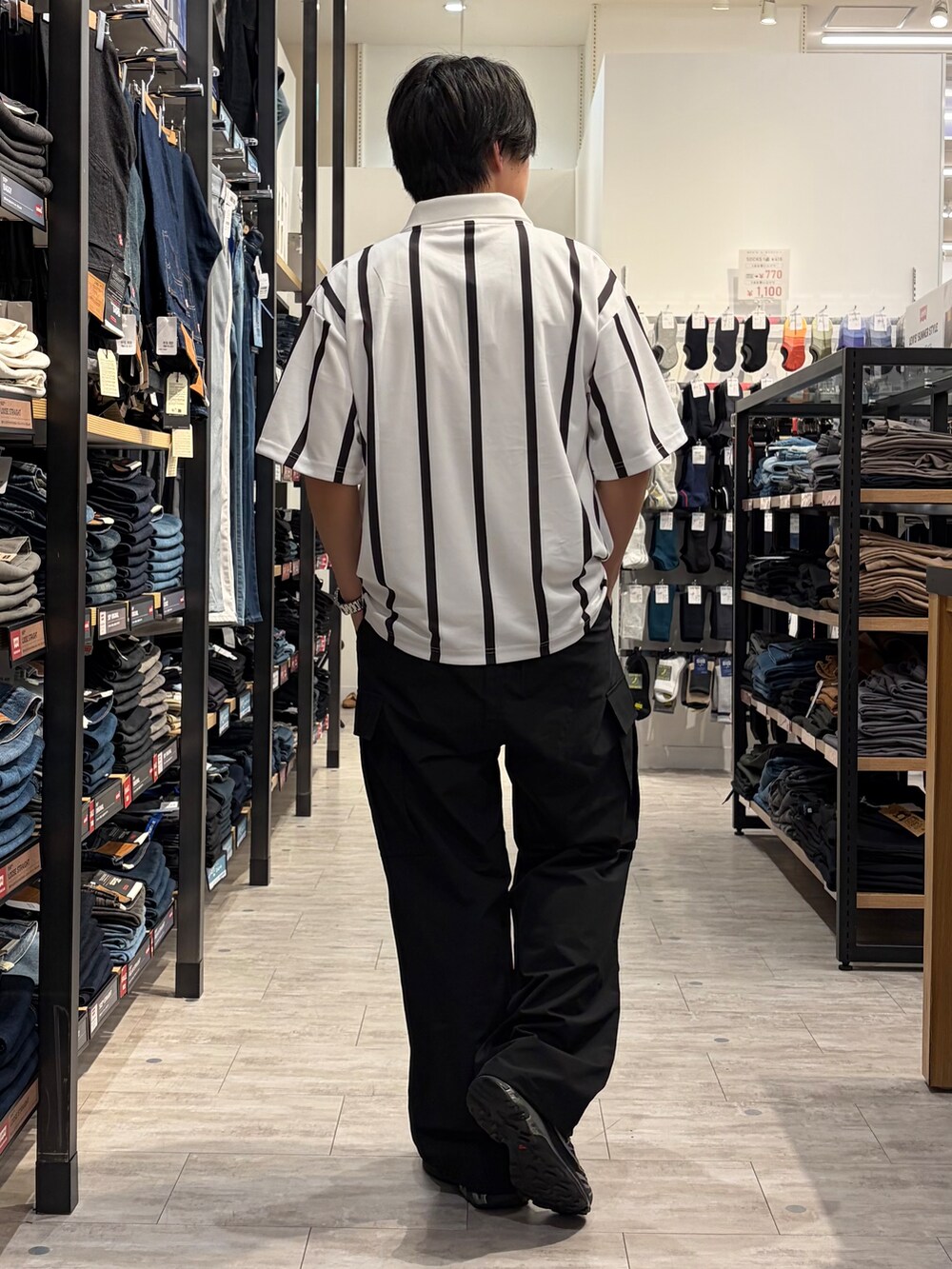 ブラック系のその他パンツを着用したメンズの夏コーディネートの4枚目の写真
