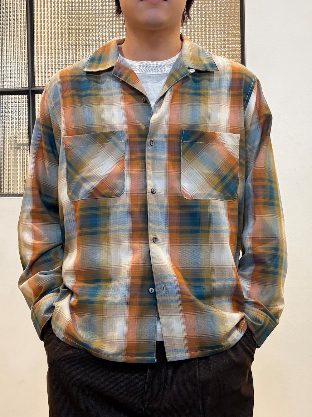 ベージュ系のシャツ/ブラウス、ホワイト系のTシャツ/カットソーを着用したメンズの秋コーディネートの5枚目の写真