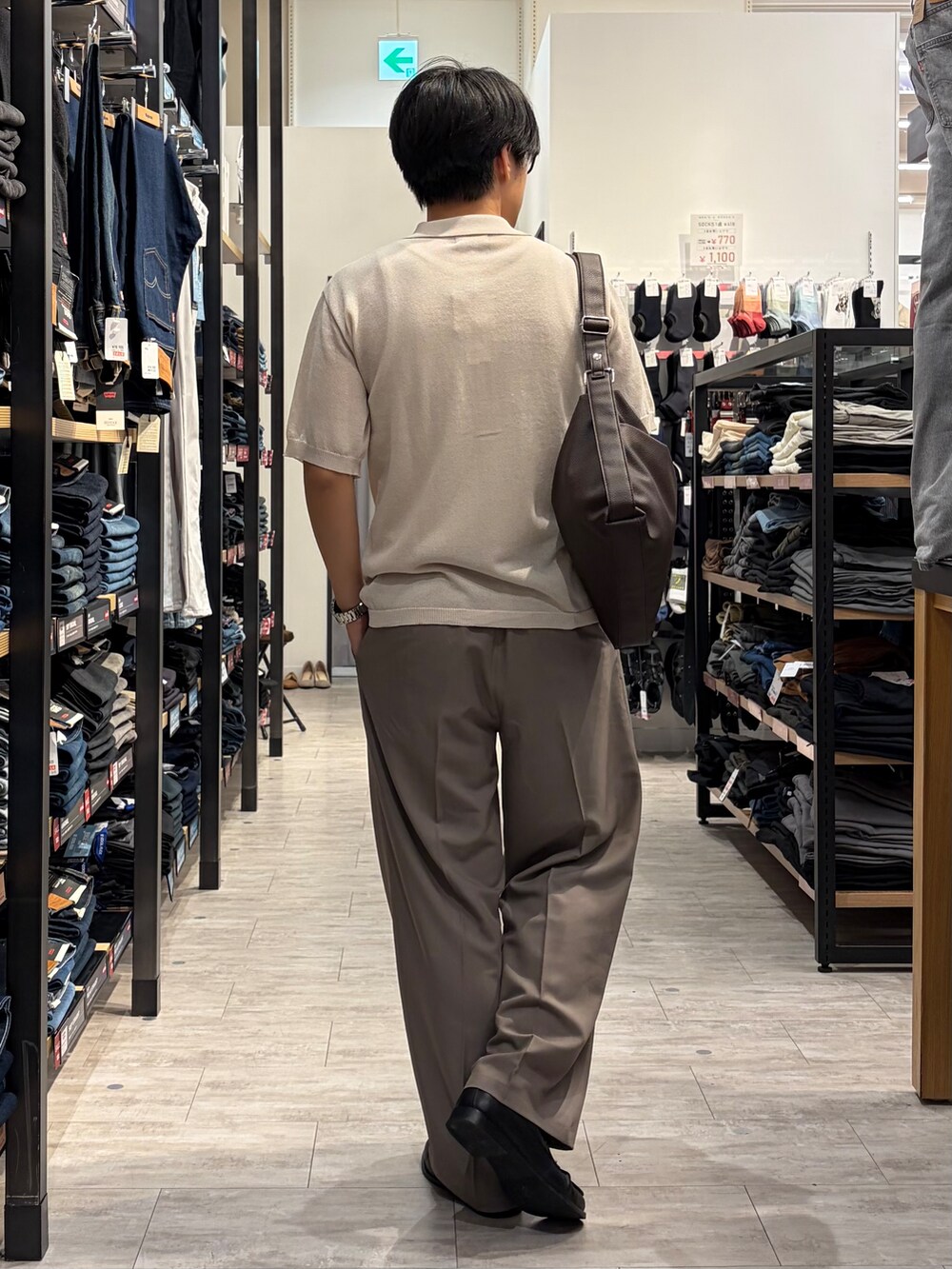 ブラウン系のその他パンツ、ホワイト系のニット/セーター、ブラウン系のショルダーバッグを着用したメンズの夏コーディネートの3枚目の写真