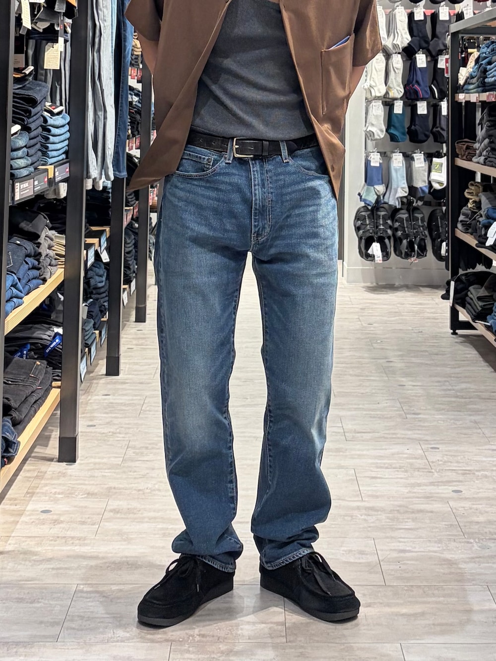 ブルー系のデニムパンツ、ブラウン系のシャツ/ブラウスを着用したメンズの夏コーディネートの7枚目の写真