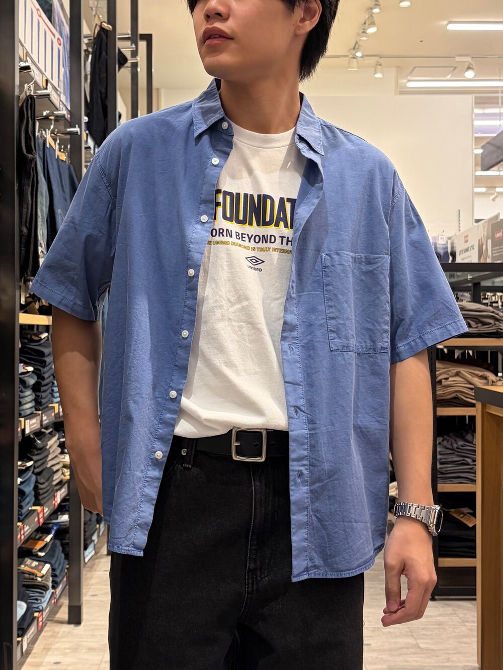 ブルー系のシャツ/ブラウス、ブラック系のデニムパンツ、ブラック系のベルトを着用したメンズの夏コーディネートの5枚目の写真