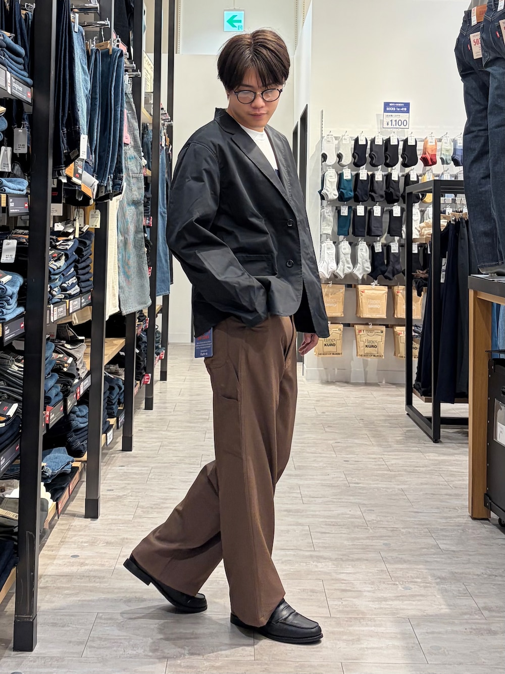 ホワイト系のTシャツ/カットソー、ブラウン系のその他パンツ、ブラック系のテーラードジャケットを着用したメンズの夏コーディネートの4枚目の写真