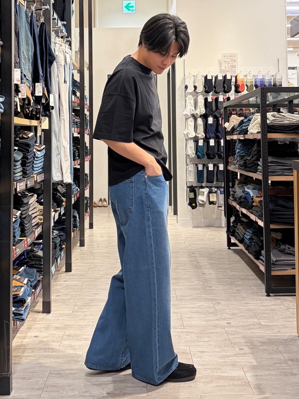 ブルー系のデニムパンツを着用したメンズの夏コーディネートの3枚目の写真