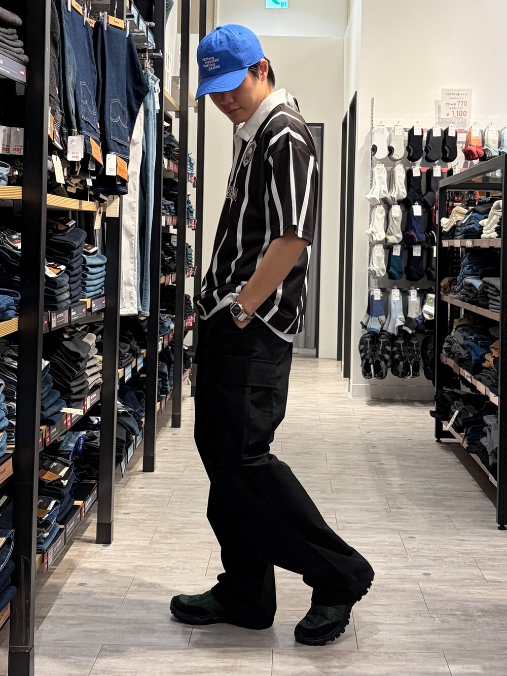 ブラック系のその他パンツ、ホワイト系のタンクトップ、ブルー系のキャップを着用したメンズの夏コーディネートの4枚目の写真