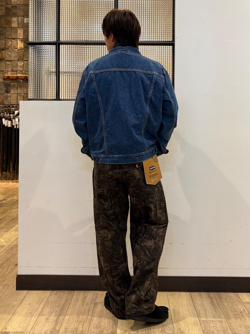 グレー系のTシャツ/カットソー、グリーン系のその他パンツ、ブルー系のブルゾンを着用したメンズの秋コーディネートの3枚目の写真