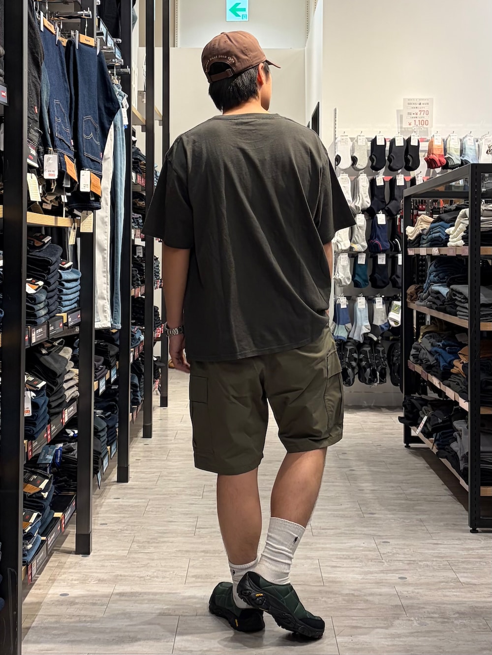 グリーン系のその他パンツ、グレー系のTシャツ/カットソー、ブラウン系のキャップを着用したメンズの夏コーディネートの5枚目の写真