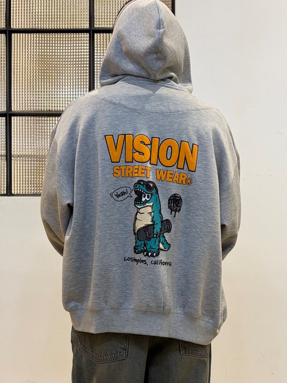 ブルー系のデニムパンツ、ブラック系のTシャツ/カットソーを着用したメンズの秋コーディネートの6枚目の写真