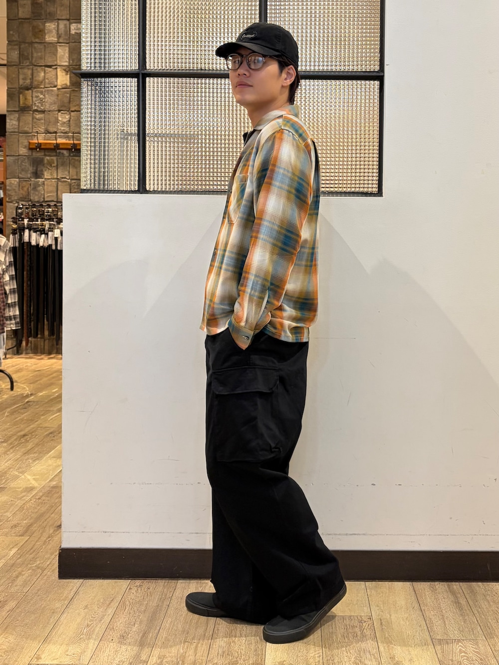 ブラック系のその他パンツ、ブラック系のTシャツ/カットソー、ベージュ系のシャツ/ブラウスを着用したメンズの秋コーディネートの3枚目の写真