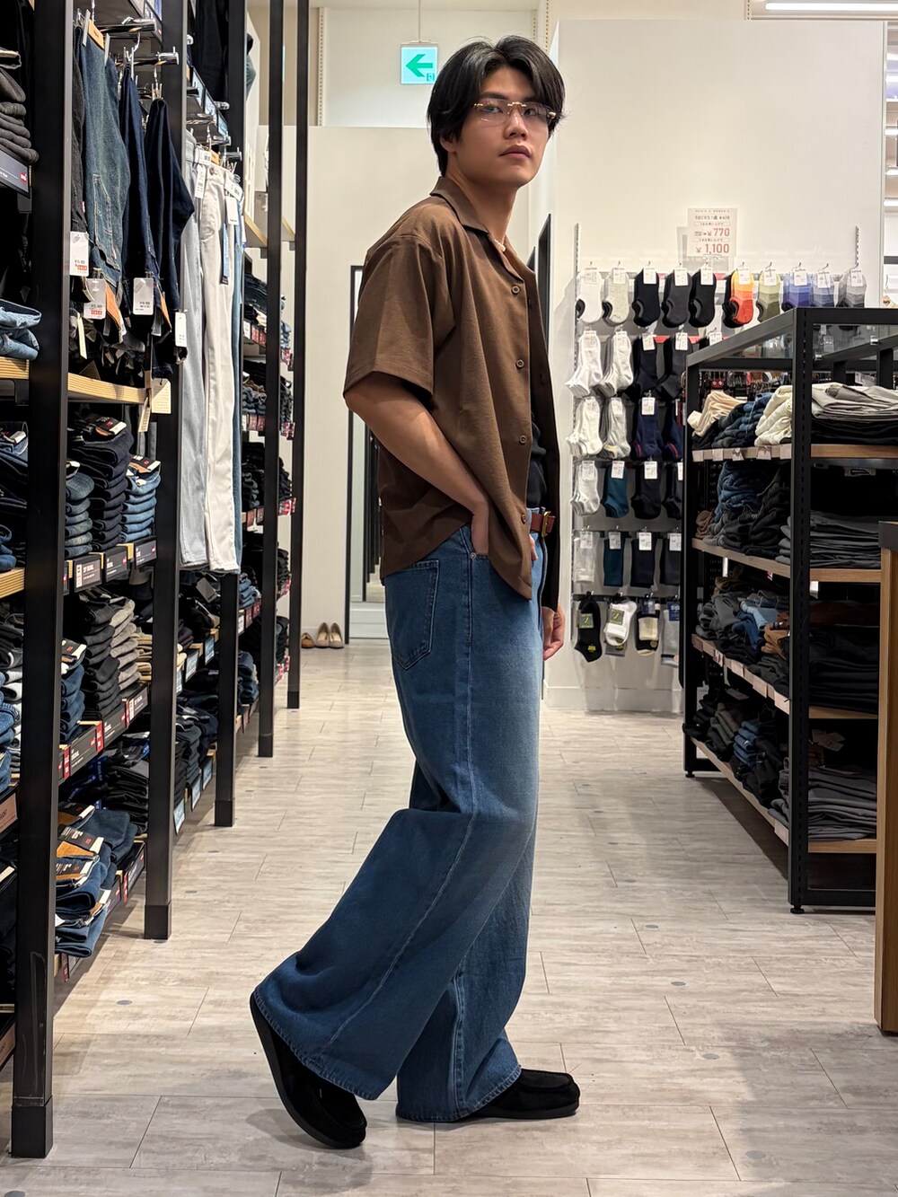 ブルー系のデニムパンツ、ブラウン系のシャツ/ブラウス、ブラック系のタンクトップを着用したメンズの夏コーディネートの4枚目の写真