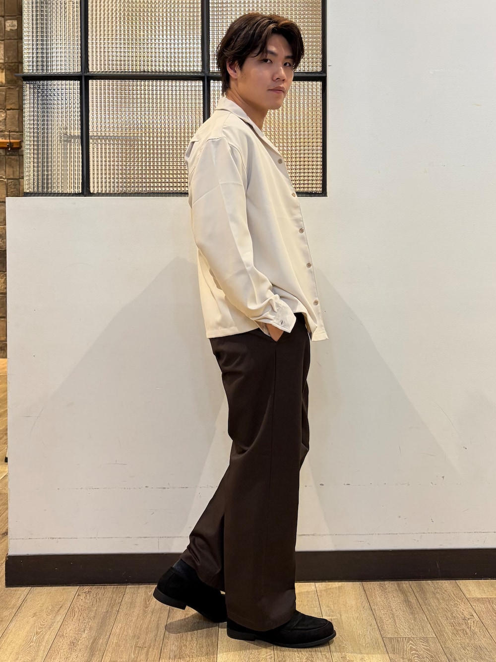 ブルー系のTシャツ/カットソー、ホワイト系のシャツ/ブラウスを着用したメンズの秋コーディネートの2枚目の写真