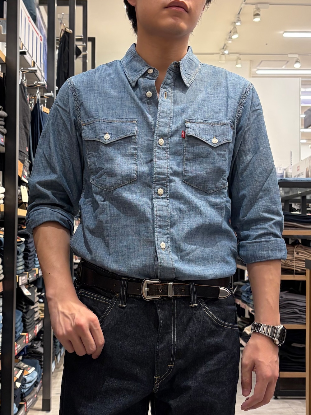 ブルー系のデニムパンツ、ブルー系のシャツ/ブラウスを着用したメンズの夏コーディネートの6枚目の写真